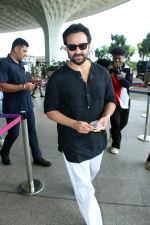 Saif Ali Khan Spotted At Airport on 1st September 2023 (16)_64f18d5219dd0.JPG