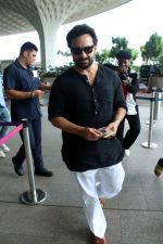 Saif Ali Khan Spotted At Airport on 1st September 2023 (17)_64f18d5509e6c.JPG