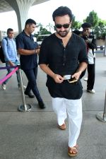 Saif Ali Khan Spotted At Airport on 1st September 2023 (19)_64f18d5ae9c3c.JPG