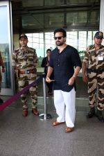 Saif Ali Khan Spotted At Airport on 1st September 2023 (21)_64f18d67e5f73.JPG