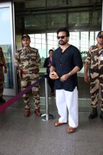 Saif Ali Khan Spotted At Airport on 1st September 2023 (22)_64f18d6b0be65.JPG