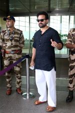 Saif Ali Khan Spotted At Airport on 1st September 2023 (25)_64f18d74b5efe.JPG
