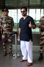 Saif Ali Khan Spotted At Airport on 1st September 2023 (27)_64f18d7abf1e3.JPG
