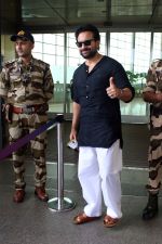 Saif Ali Khan Spotted At Airport on 1st September 2023 (29)_64f18d80dd594.JPG