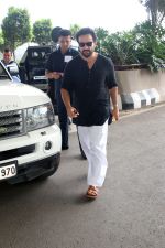 Saif Ali Khan Spotted At Airport on 1st September 2023 (3)_64f18d28ed5bb.JPG
