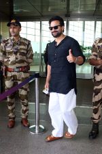 Saif Ali Khan Spotted At Airport on 1st September 2023 (30)_64f18d8411d87.JPG