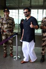 Saif Ali Khan Spotted At Airport on 1st September 2023 (31)_64f18d8751261.JPG