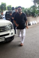 Saif Ali Khan Spotted At Airport on 1st September 2023 (4)_64f18d2c20f11.JPG
