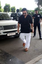 Saif Ali Khan Spotted At Airport on 1st September 2023 (6)_64f18d3248a0c.JPG