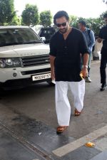 Saif Ali Khan Spotted At Airport on 1st September 2023 (8)_64f18d3874042.JPG