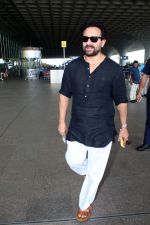 Saif Ali Khan Spotted At Airport on 1st September 2023 (9)_64f18d3ca7c7f.JPG