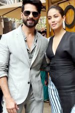 Shahid Kapoor With Mira Rajput Spotted For Pankaj Kapoor Party At One 8 Commune Juhu on 2nd September 2023 (6)_64f3073976458.jpg
