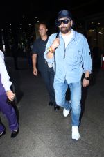 Sunny Deol Spotted At Airport on 2nd September 2023 (10)_64f30229e6c08.JPG