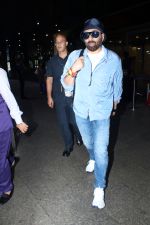 Sunny Deol Spotted At Airport on 2nd September 2023 (9)_64f3022449b6a.JPG