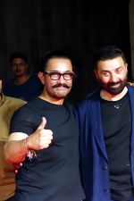 Aamir Khan, Sunny Deol at Gadar 2 Success Party on 2nd Sept 2023 (7)_64f4b55ea8baa.jpg