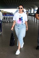 Parineeti Chopra Spotted At Airport Departure on 8th Sept 2023 (16)_64faf9a5495e8.jpg