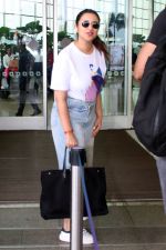 Parineeti Chopra Spotted At Airport Departure on 8th Sept 2023 (4)_64faf98b247ad.jpg