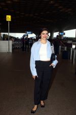 Prachi Desai Spotted At Airport Departure on 7th Sept 2023 (5)_64fad6bf27224.JPG