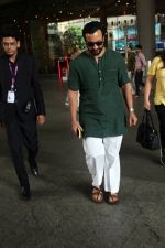 Saif Ali Khan Spotted At Airport Departure on 10th Sept 2023 (10)_64fefb58e758d.JPG