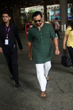 Saif Ali Khan Spotted At Airport Departure on 10th Sept 2023 (11)_64fefb5ccbba9.JPG