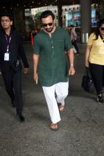 Saif Ali Khan Spotted At Airport Departure on 10th Sept 2023 (12)_64fefb613ea21.JPG