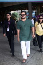 Saif Ali Khan Spotted At Airport Departure on 10th Sept 2023 (14)_64fefb67bd4cb.JPG