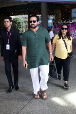 Saif Ali Khan Spotted At Airport Departure on 10th Sept 2023 (16)_64fefb6fc60d1.JPG