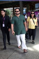 Saif Ali Khan Spotted At Airport Departure on 10th Sept 2023 (17)_64fefb72dce99.JPG