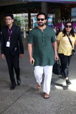 Saif Ali Khan Spotted At Airport Departure on 10th Sept 2023 (19)_64fefb7ea048e.JPG