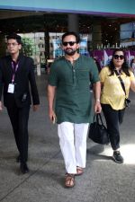 Saif Ali Khan Spotted At Airport Departure on 10th Sept 2023 (20)_64fefb8c268b6.JPG