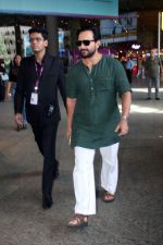 Saif Ali Khan Spotted At Airport Departure on 10th Sept 2023 (23)_64fefb96e6787.JPG