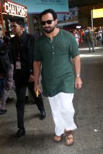 Saif Ali Khan Spotted At Airport Departure on 10th Sept 2023 (24)_64fefb99bb6ca.JPG