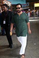 Saif Ali Khan Spotted At Airport Departure on 10th Sept 2023 (25)_64fefb9eea2d2.JPG