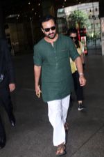 Saif Ali Khan Spotted At Airport Departure on 10th Sept 2023 (5)_64fefb427454f.JPG
