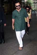 Saif Ali Khan Spotted At Airport Departure on 10th Sept 2023 (6)_64fefb4879584.JPG
