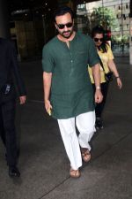Saif Ali Khan Spotted At Airport Departure on 10th Sept 2023 (7)_64fefb4c179a4.JPG
