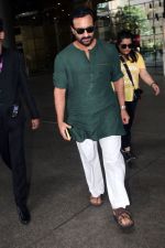 Saif Ali Khan Spotted At Airport Departure on 10th Sept 2023 (8)_64fefb4f688a5.JPG