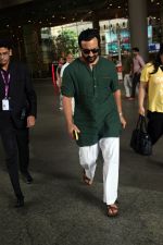 Saif Ali Khan Spotted At Airport Departure on 10th Sept 2023 (9)_64fefb55ccc3f.JPG