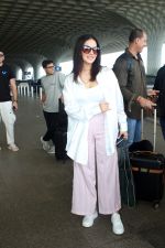 Sunny Leone spotted at airport departure on 10th Sept 2023 (3)_64fef9a32b121.JPG