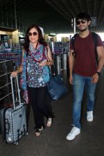 Kishori Shahane, Bobby Vij Spotted At Airport Departure on 13th Sept 2023 (4)_65043639127f9.JPG