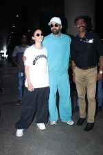 Ranbir Kapoor and Alia Bhatt Spotted At Airport Arrival on 15th Sept 2023 (10)_650464ffd1d98.JPG