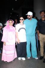 Ranbir Kapoor and Alia Bhatt Spotted At Airport Arrival on 15th Sept 2023 (11)_65046502dd99d.JPG