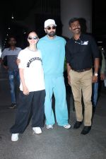Ranbir Kapoor and Alia Bhatt Spotted At Airport Arrival on 15th Sept 2023 (5)_650464ec7f406.JPG