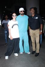 Ranbir Kapoor and Alia Bhatt Spotted At Airport Arrival on 15th Sept 2023 (6)_650464ef68b6c.JPG
