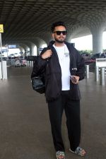 Elvish Yadav spotted at airport departure on 17th Sept 2023 (12)_65070664233e5.JPG