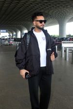 Elvish Yadav spotted at airport departure on 17th Sept 2023 (3)_6507064889c26.JPG