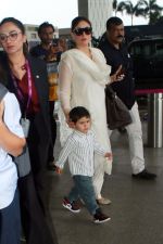 Jeh Ali Khan, Kareena Kapoor Spotted At Airport Departure on 17th Sept 2023 (34)_65070228be461.jpg