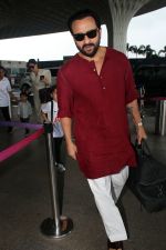Jeh Ali Khan, Kareena Kapoor, Saif Ali Khan Spotted At Airport Departure on 17th Sept 2023 (19)_650701b47e1be.JPG