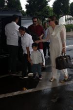Jeh Ali Khan, Kareena Kapoor, Saif Ali Khan Spotted At Airport Departure on 17th Sept 2023 (5)_650702386cf7f.JPG