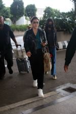 Kajol and Nysa Devgan spotted at Airport Departure on 17th Sept 2023 (2)_6506f3d4cb306.JPG
